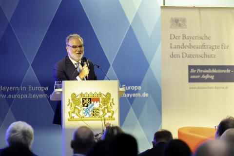 Photo of Leonardo Cervera Navas speaking at the lecturer 