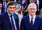 Photo of Giovanni Buttarelli and Tim Cook